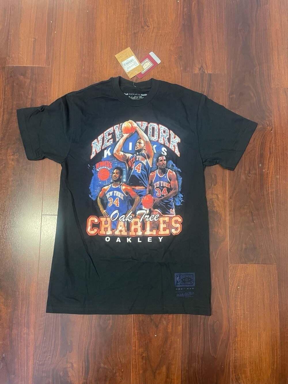 Mitchell & Ness New York Knicks Charles Oakley Hardwood Classics Graphic T-Shirt